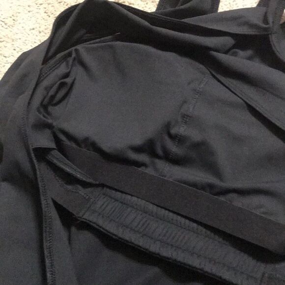 Fabletics Black sports top w/sports bra. New - Picture 6 of 7